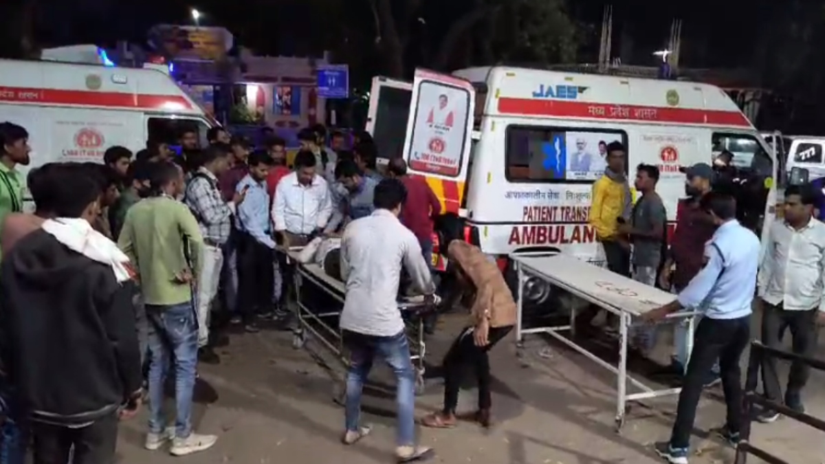 दर्दनाक हादसा: तेज रफ्तार पिकअप ने दो बाइक को मारी टक्कर, 1 की मौत, 2 गंभीर घायल