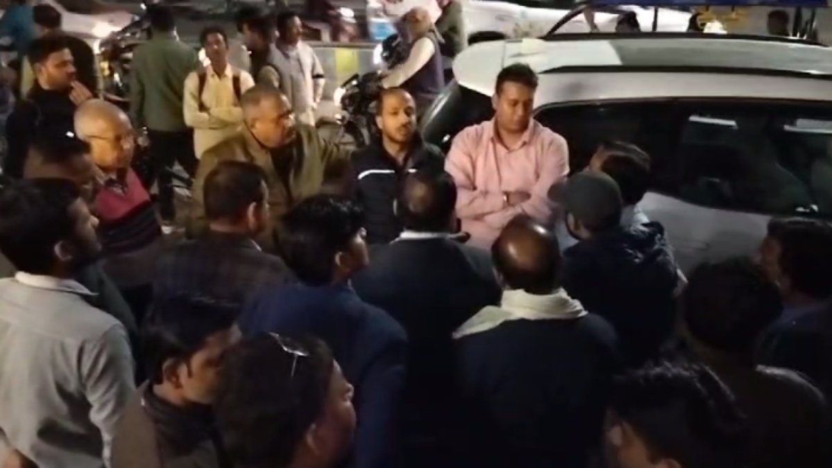 कार से गायब हुआ लाखों रुपयों से भरा बैग: वसूली कर लौट रहा था मुनीम, CCTV खंगाल रही पुलिस 