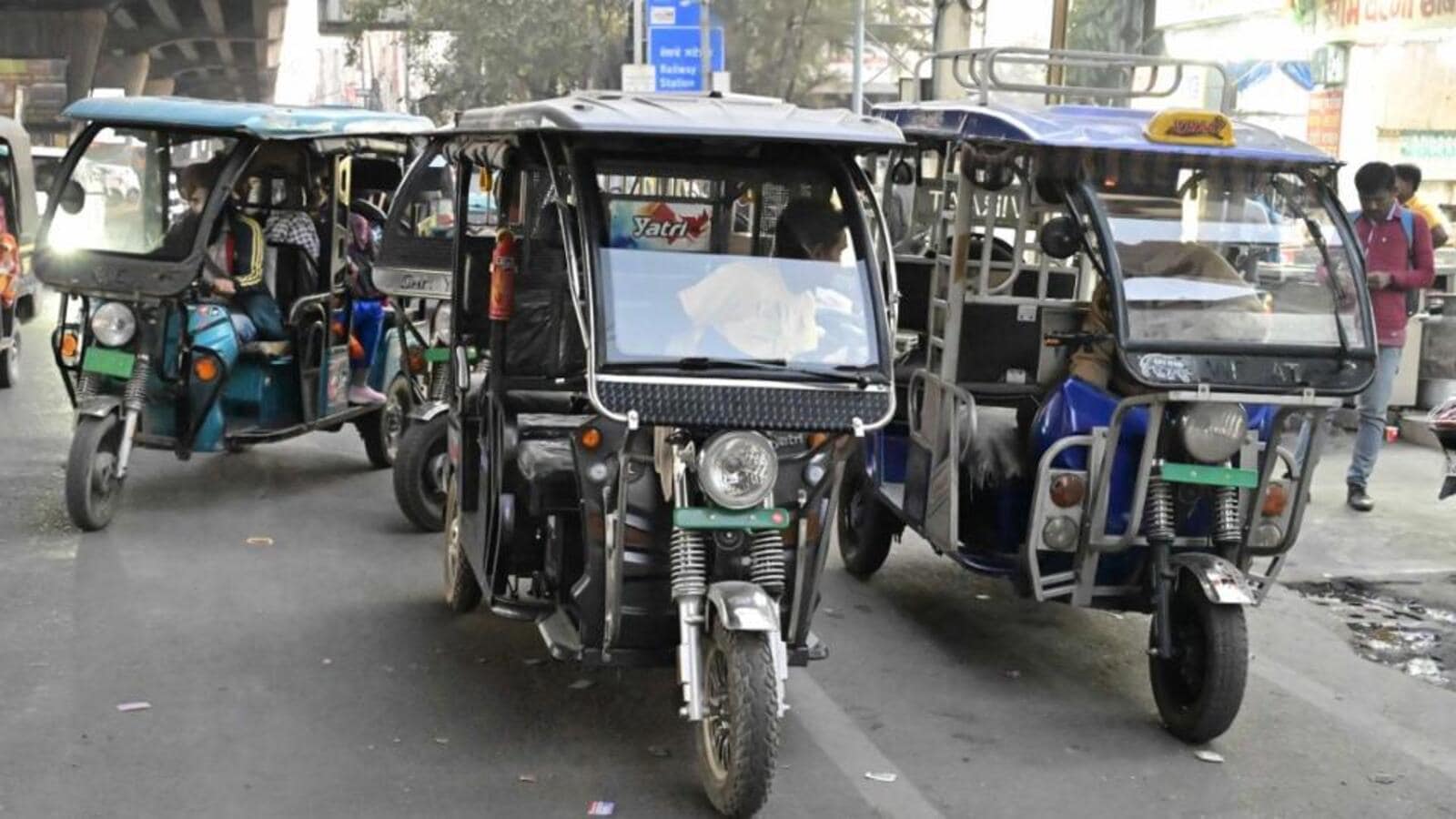 लुधियाना : बिना नंबर के चल रहे ई-रिक्शा को ट्रैफिक पुलिस द्वारा 15 मार्च तक अल्टीमेटम