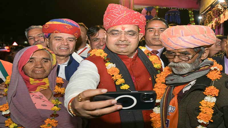Rajasthan News: नागौर में मुख्यमंत्री भजनलाल शर्मा ने दिया वोकल फॉर लोकल का नारा, ग्रामीणों के साथ ली सेल्फी