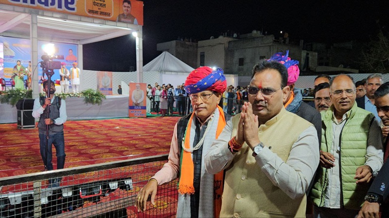Rajasthan News: बगैर माइक सीएम ने सभा को किया संबोधित, मांगी माफी