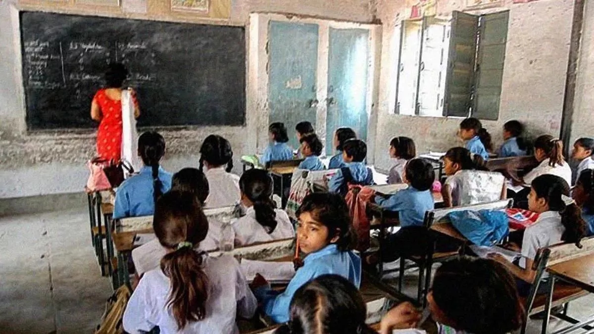 MP का शैक्षणिक रिपोर्ट कार्ड जारी: बड़े शहरों में शिक्षा का स्तर गिरा, इन जिलों ने किया सबसे ज्यादा सुधार