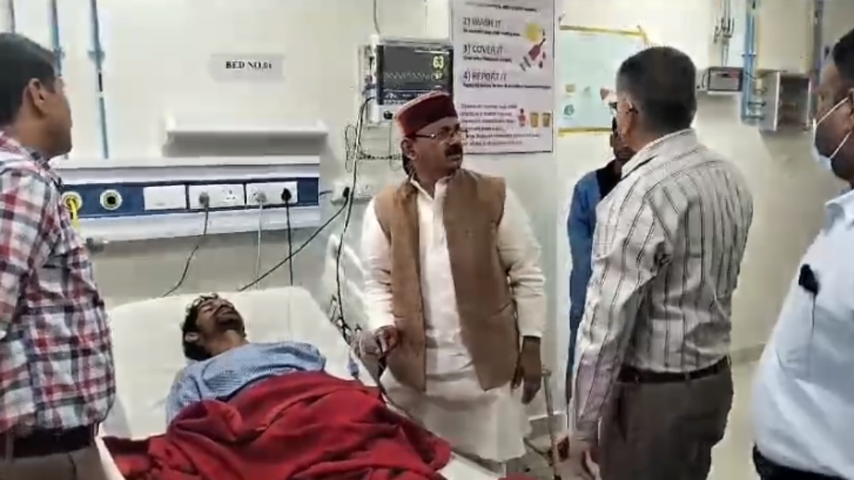 हाथी के हमले से मौत और बवाल: घायलों से मिलने अस्पताल पहुंचे मंत्री, फायरिंग के दौरान लगी थी गोली