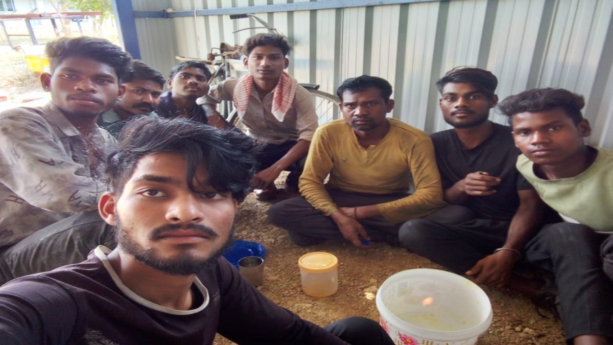 MP के 12 आदिवासी युवक आंध्र प्रदेश के चित्तूर बंधक: मजदूरों ने फोटो शेयर कर बताया हाल, परिजनों ने पुलिस से लगाई मदद की गुहार