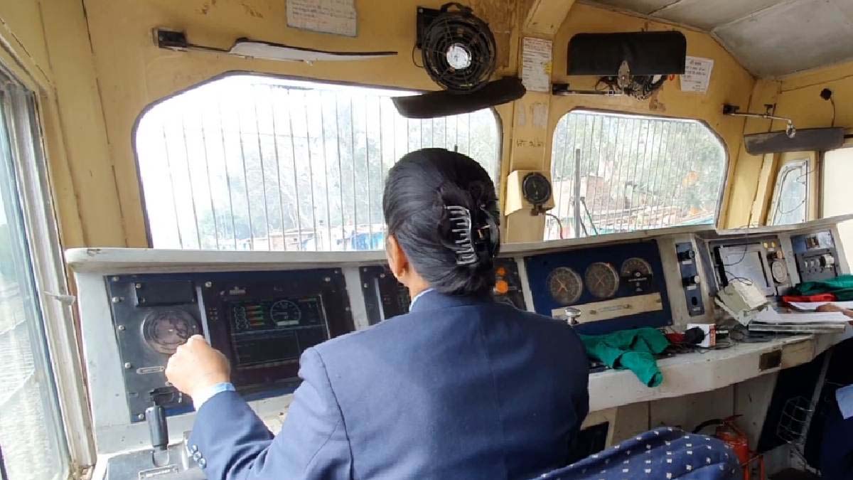 बिना लोको पायलट के दौड़ी ट्रेन, रेलवे कर्मचारियों पर गिरी गाज