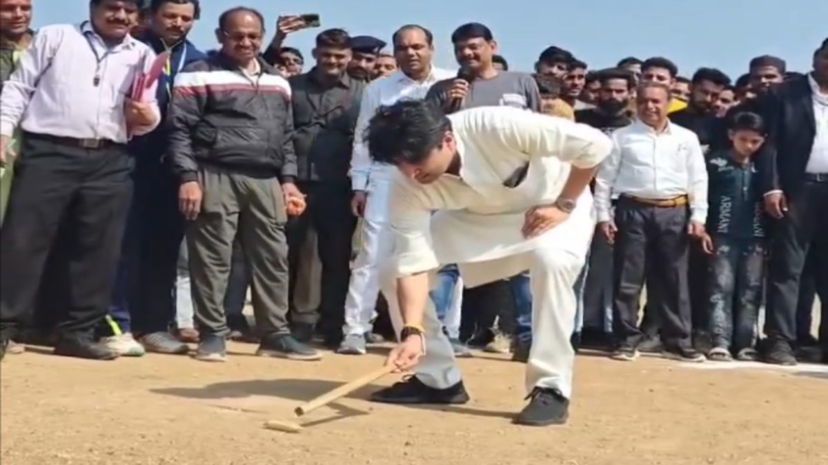 सिंधिया से नहीं उड़ी पहली बार में ‘गिल्ली’: Scindia ने खेला गिल्ली-डंडा, VIDEO वायरल हुआ
