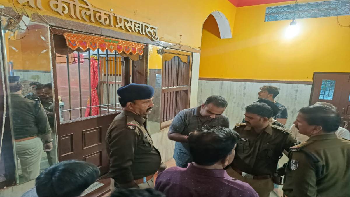 चोरों ने मंदिर को भी नहीं छोड़ा: दिनदहाड़े मूर्तियों के आभूषण और छत्र चुराकर हुए फरार, CCTV फुटेज खंगाल  रही पुलिस