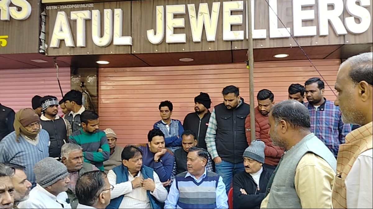 लूट से व्यापारियों में आक्रोश: बाजार किया बंद, पुलिस को दिया 48 घंटे का अल्टीमेटम