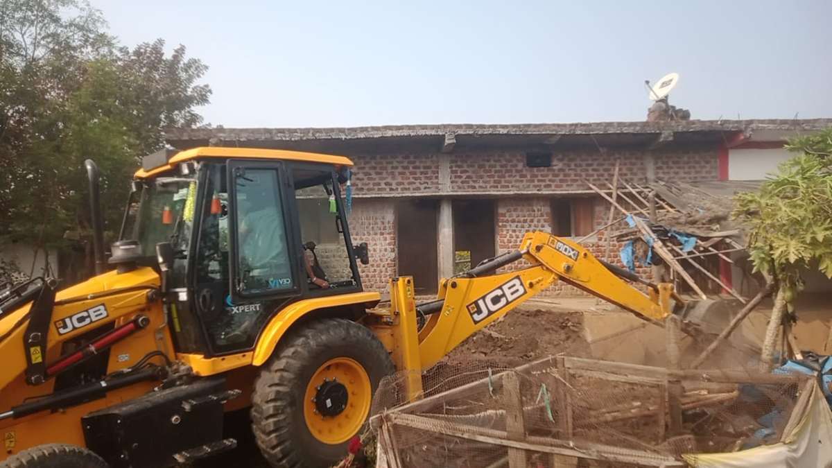 बुलडोजर एक्शन: मानव तस्करी गिरोह के सदस्यों के घर ध्वस्त, नाबालिग को बेचने के फिराक में थे आरोपी