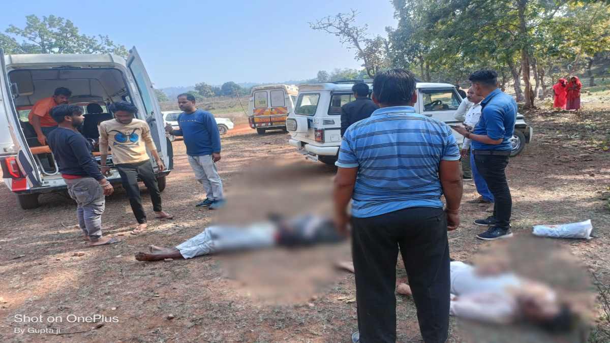 पहाड़ से 8 फीट नीचे गिरी बाइक: बुजुर्ग की मौके पर मौत, 2 गंभीर घायल, भागवत सुनने जा रहे थे सभी