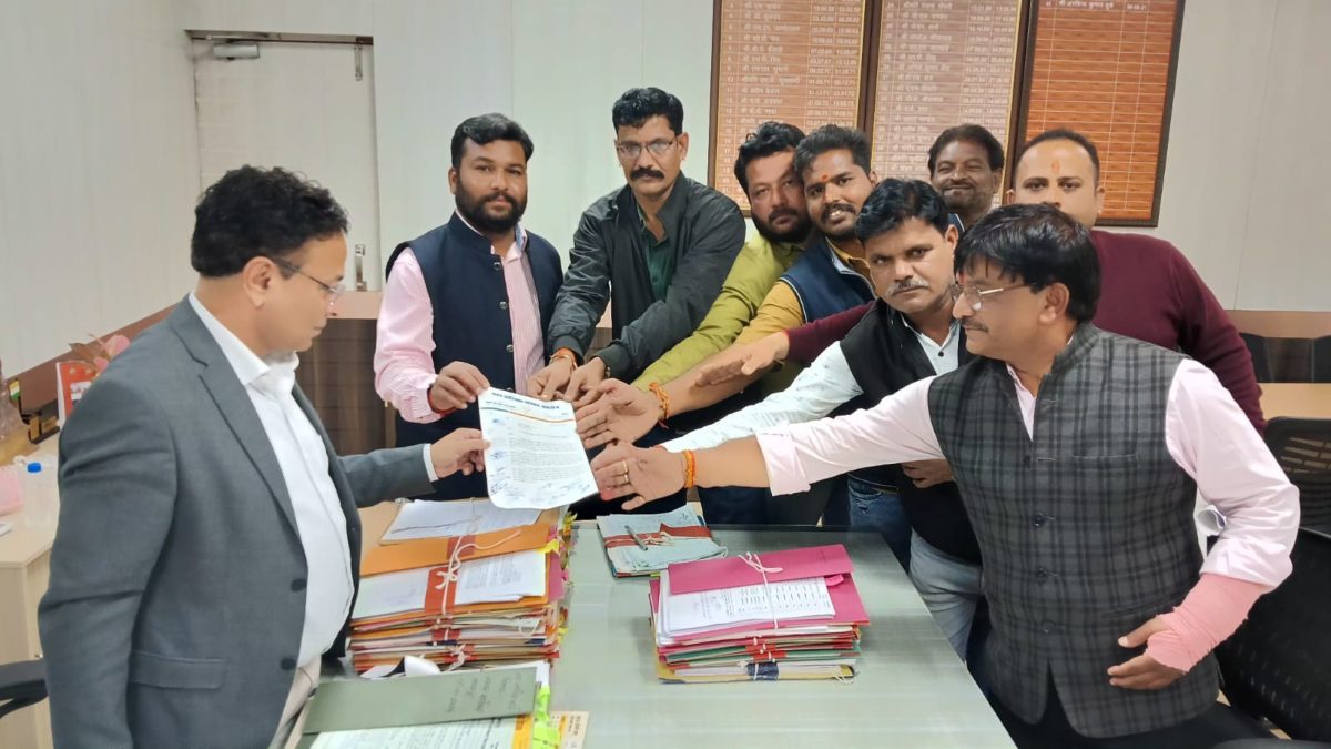 पालिका अध्यक्ष पति के खिलाफ पार्षदों ने खोला मोर्चाः पतियों ने कलेक्टर को सौंपा ज्ञापन, जानिए क्या है मामला