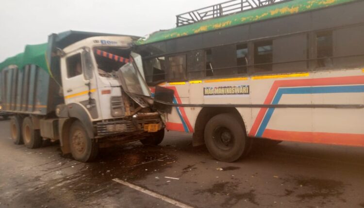 परिक्रमा परियोजना के दर्शन के लिए पुरी जा रहे श्रद्धालुओं को ले जा रही बस को ट्रक ने मार दी टक्कर, 18 घायल