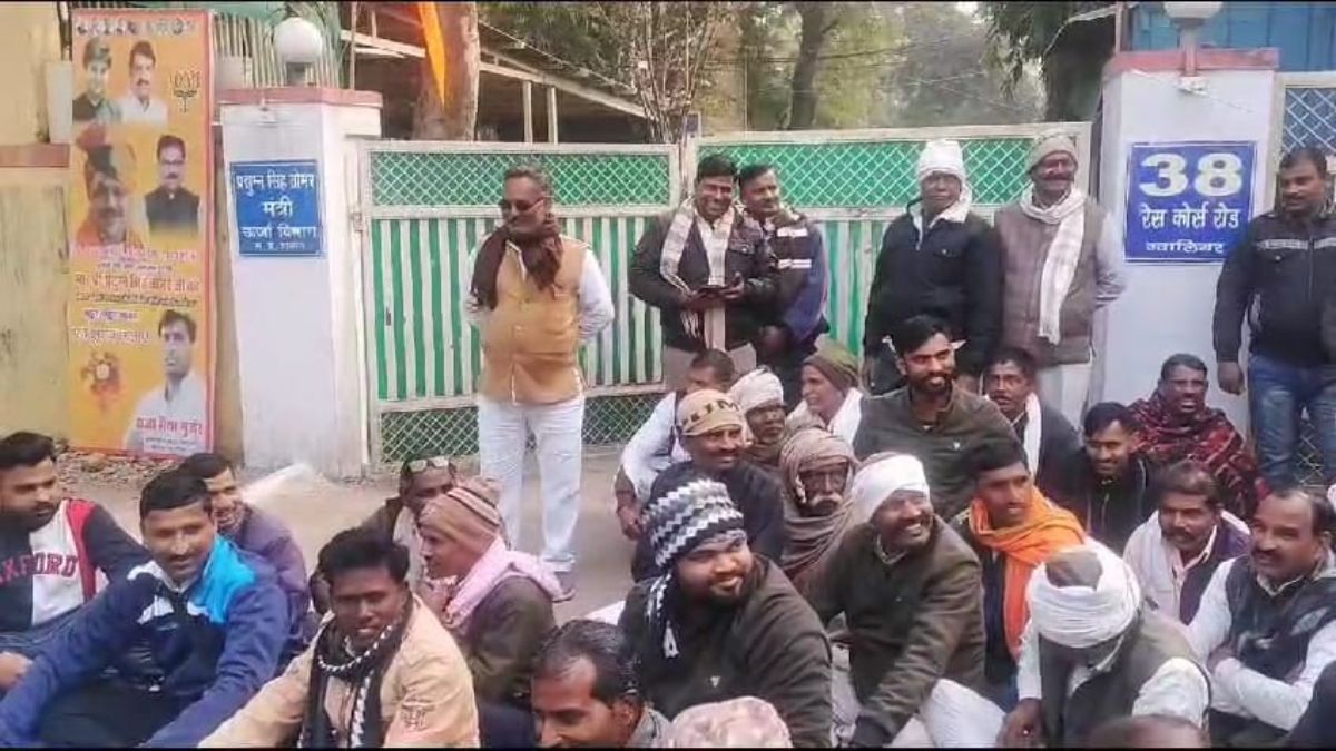 ऊर्जा मंत्री के बंगले का घेराव: किसानों ने की बिजली देने की मांग, फोन पर प्रद्युमन सिंह तोमर ने दिलाया मदद का भरोसा