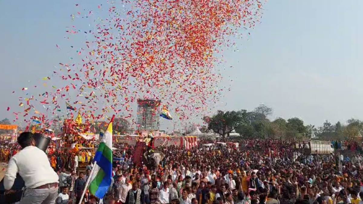 पंचकल्याणक महोत्सव का समापन: सप्तम अश्व पर धर्मध्वजा लेकर चले युवा, फेरी में उमड़ा जनसैलाब