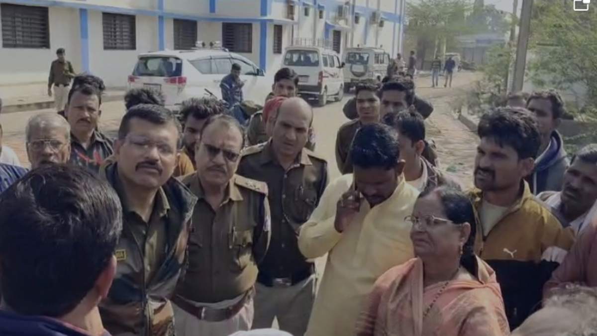 करंट लगने से युवक की मौत: कार्रवाई की मांग पर अड़े परिजन, विधायक और टीआई ने दी समझाइश