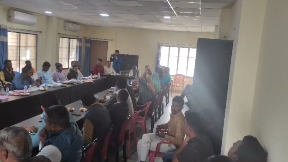 गांव की खोद दी गलियां : PHE की लापरवाही से सरपंचों को मिल रही गालियां, महिला Sarpanch से ठेकेदार ने की अभद्रतता
