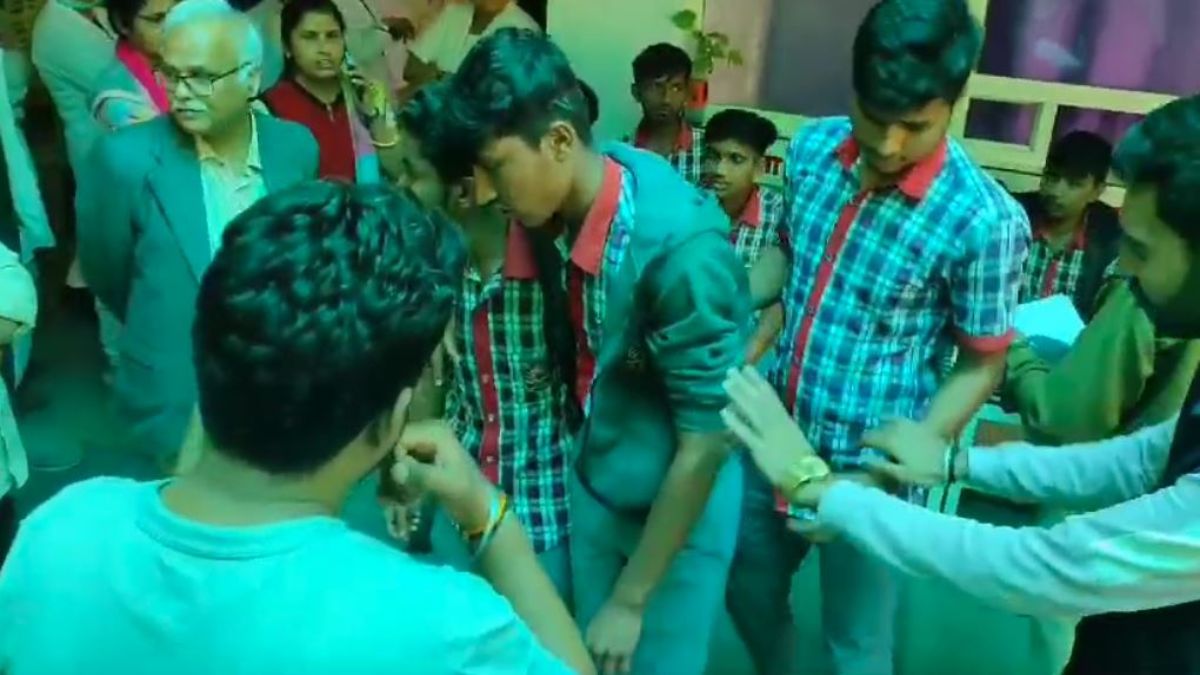 बेरहम शिक्षक: टीचर ने छात्रों को पीटा, एक स्टूटेंट का हाथ हुआ फ्रैक्चर, 9 छात्रों के शरीर पर मिले चोट के निशान