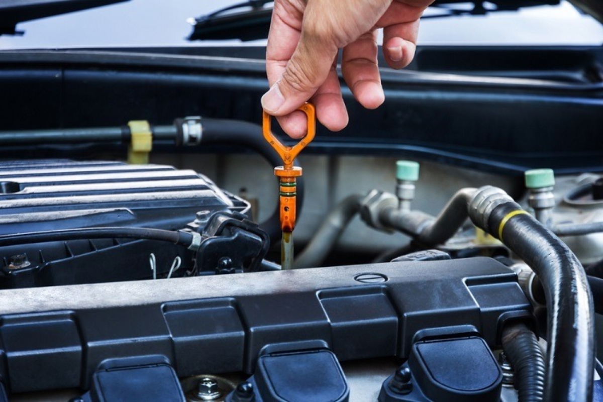 How To Check Oil Level: अपनी कार को बड़े नुकसान से बचाएं, आसानी से चेक करें ऑयल लेवल