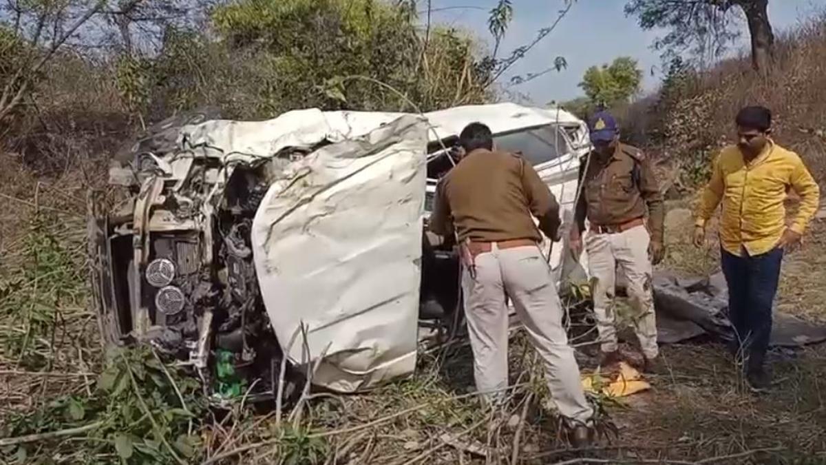 दर्दनाक सड़क हादसाः बाइक को टक्कर मार कार 20 फीट नीचे गिरी, दो लोगों के पैर कटकर हुए अलग, 9 गंभीर भोपाल रेफर