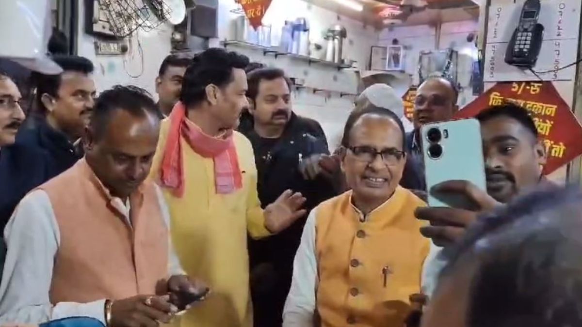 Munna Bhai MBBS की दुकान पर पूर्व CM शिवराज ने ली चाय की चुस्की, लोगों के बीच बैठ की चर्चा