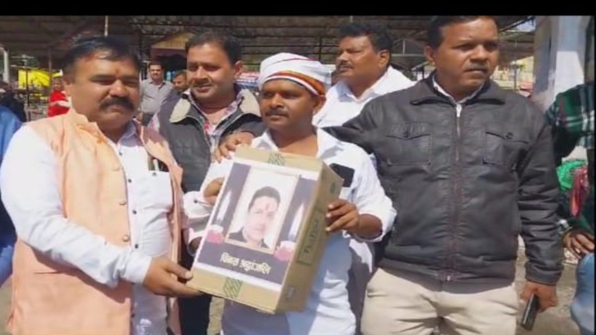 महापौर का कांग्रेसियों ने किया तर्पणः नदी के गौरी घाट में उनकी फोटो लगाकर दी श्रद्धांजलि, जानिए क्या है मामला