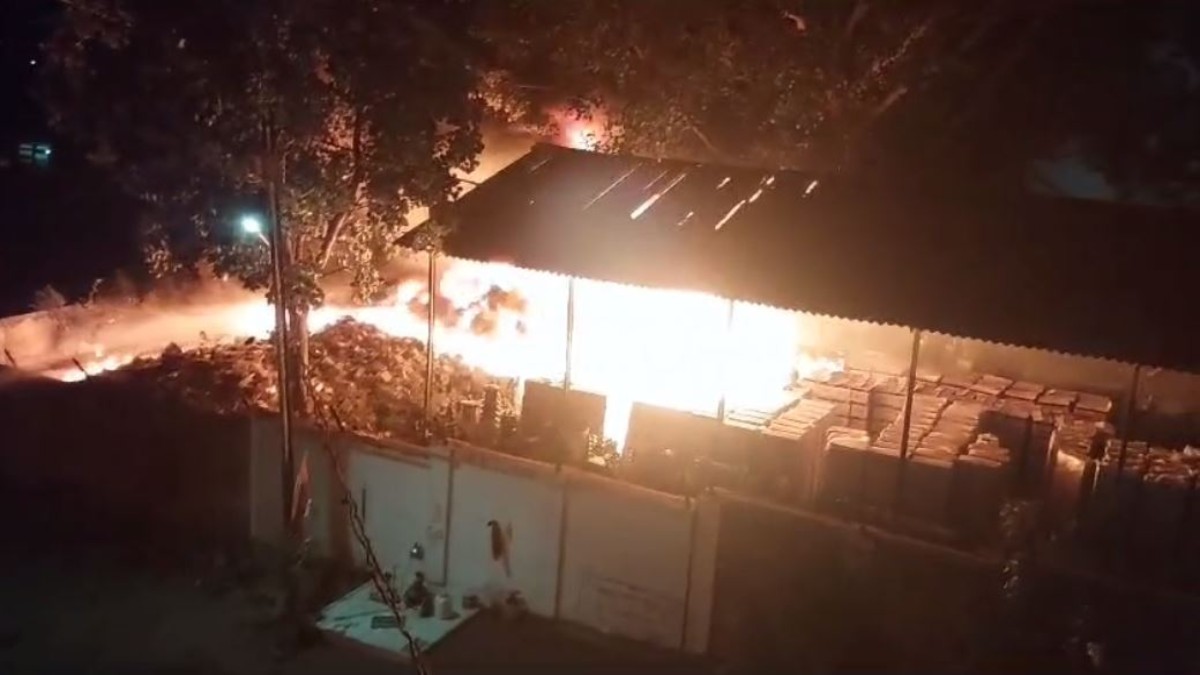 बिजली विभाग के स्टोर रूम में लगी भीषण आग, रिहायशी क्षेत्र के कई मकानों को कराया गया खाली