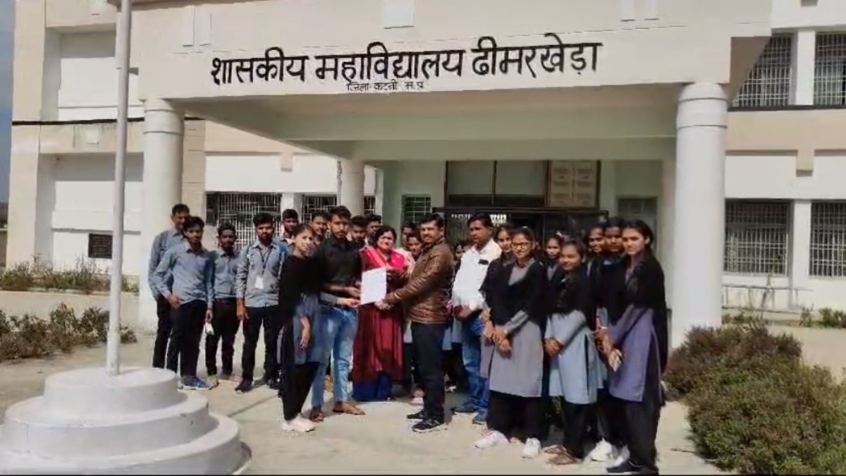 समस्याओं से जूझ रहे स्टूडेंट्स: छात्र-छात्राओं ने मुख्यमंत्री से लगाई गुहार, कुलपति को सौंपा ज्ञापन