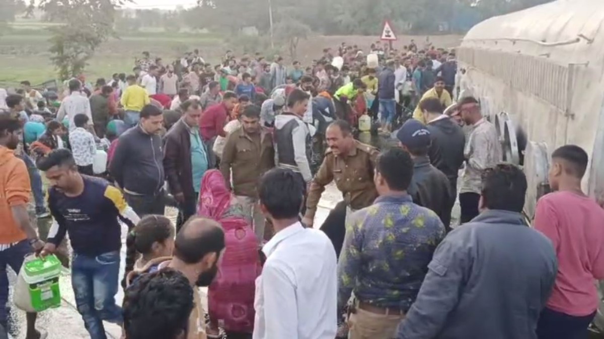 सड़कों पर पानी की तरह बहा हजारों लीटर Oil : अनियंत्रित होकर तेल से भरा टैंकर पलटा, लूटने की होड़ में बर्तन लेकर दौड़े ग्रामीण