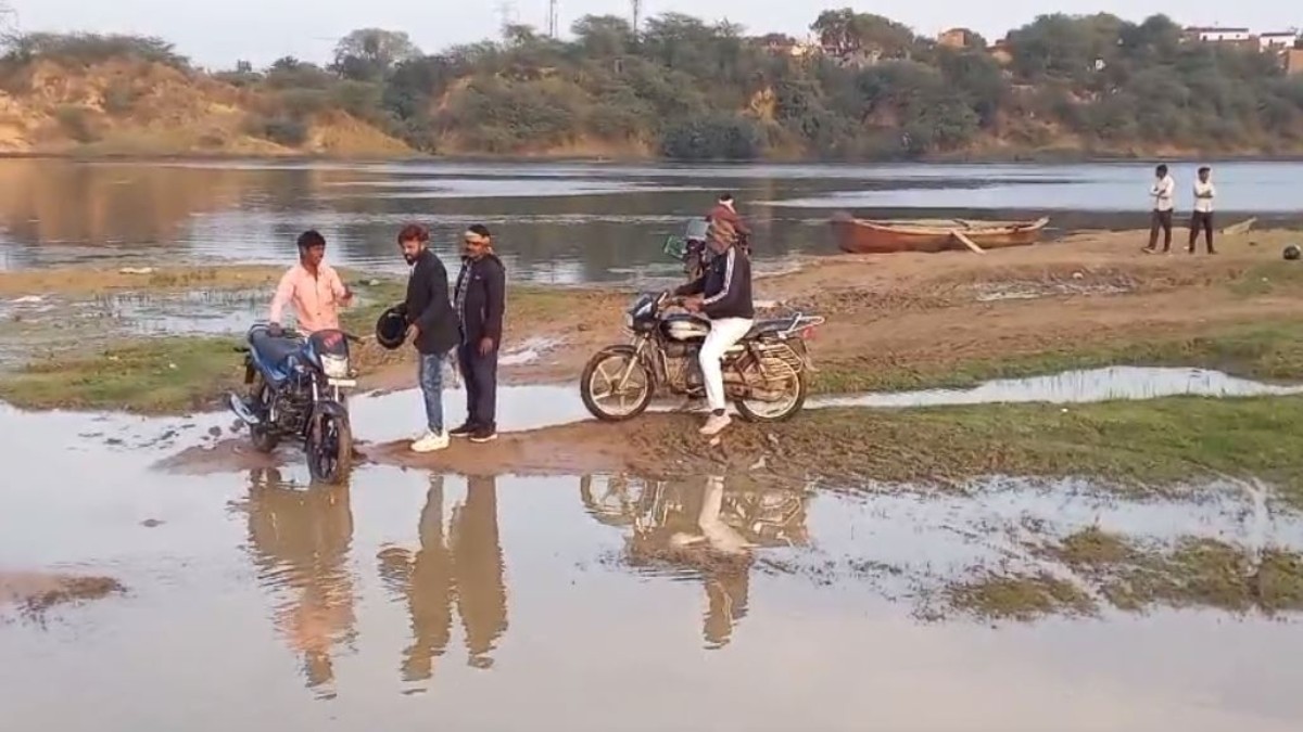 MP News: 100 से अधिक गांव को जोड़ने वाला पुल टूटा, जान जोखिम में डालकर नदी पार कर रहे ग्रामीण