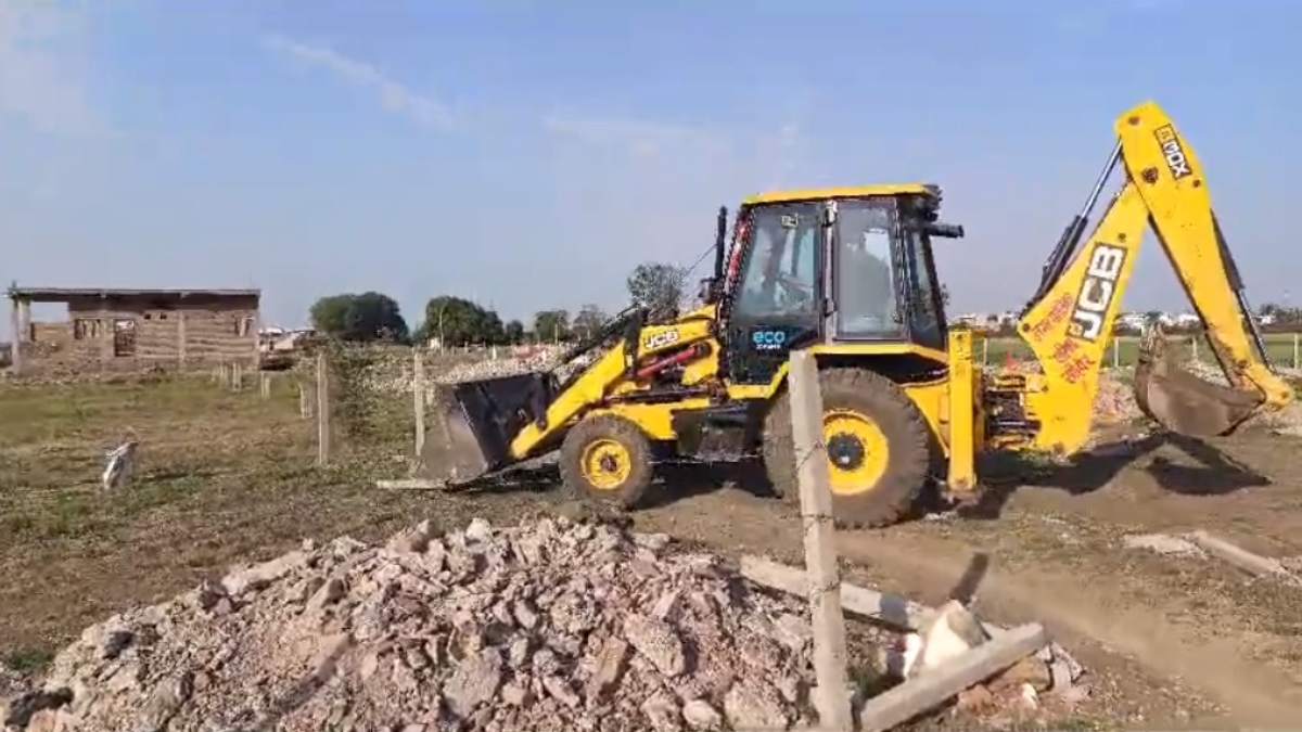 अवैध तरीके से बनाई जा रही कॉलोनी पर चला प्रशासन का बुलडोजर, बाउंड्री वाल और अन्य निर्माण जमींदोज