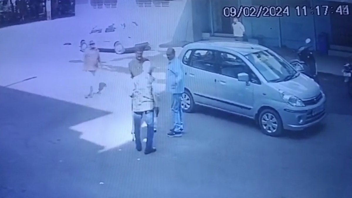 सुरक्षा गार्ड को पिस्तौल दिखाने का मामला: रिटायर्ड आर्मी अधिकारी ने रखा अपना पक्ष, कहा- अभद्र व्यवहार के चलते निकाली थी रिवाल्वर