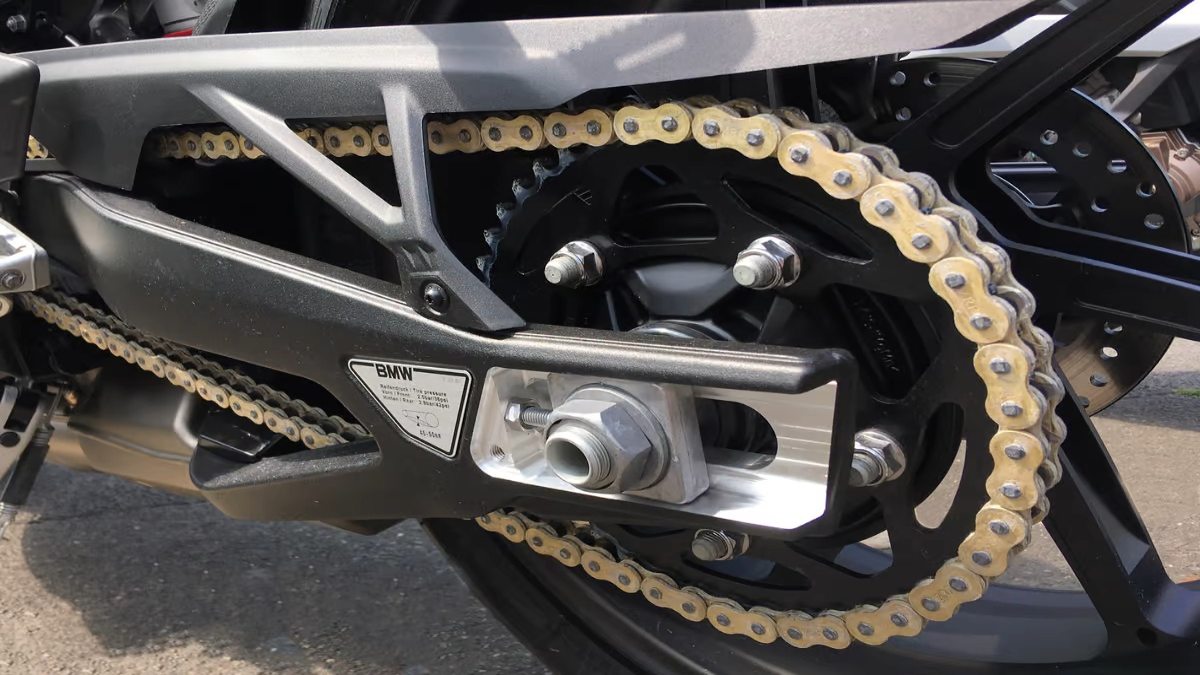 Motorcycle Chain Care: मोटरसाइकिल की चेन रहेगी चकाचक और स्मूथ, जानें आसान टिप्स