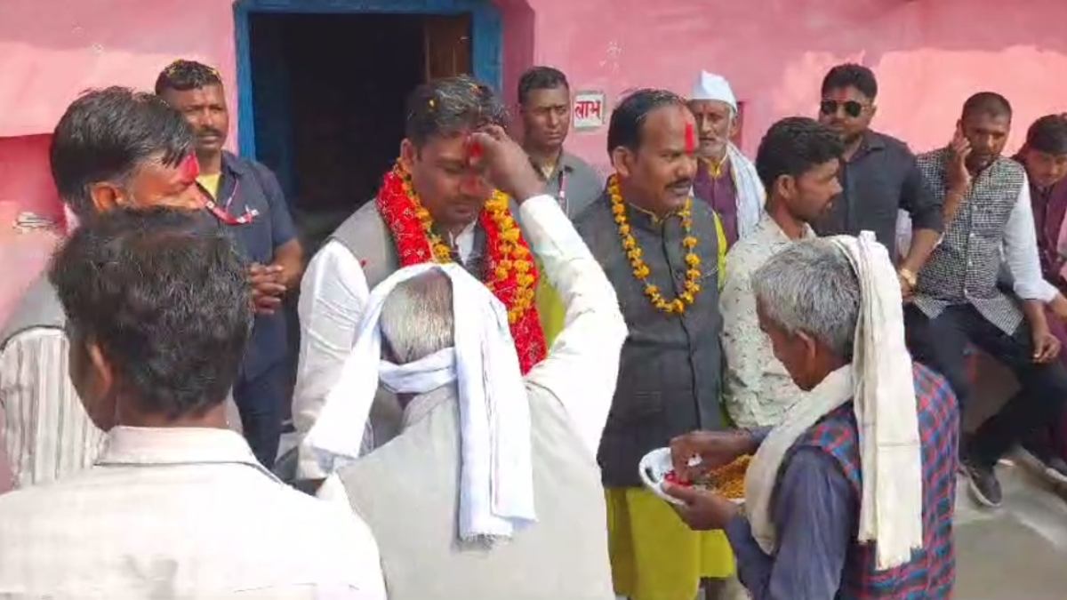 नशा मुक्ति के लिए मंत्री की कावड़ यात्रा: 151 किलोमीटर पैदल चलकर दमोह पहुंची पदयात्रा, लोगों को दिया नशा मुक्त होने का संदेश