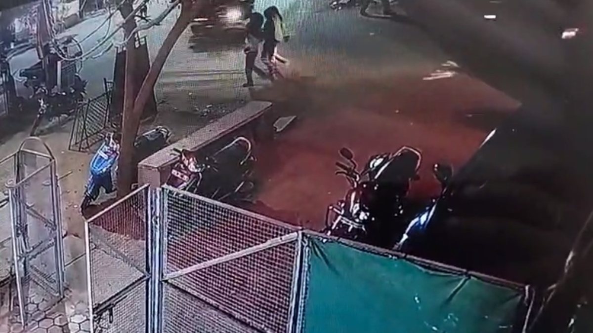 सावधान ! गलियों में घूम रहे लुटेरे, दिनदहाड़े युवती के हाथ से छीना फोन, CCTV में घटना कैद