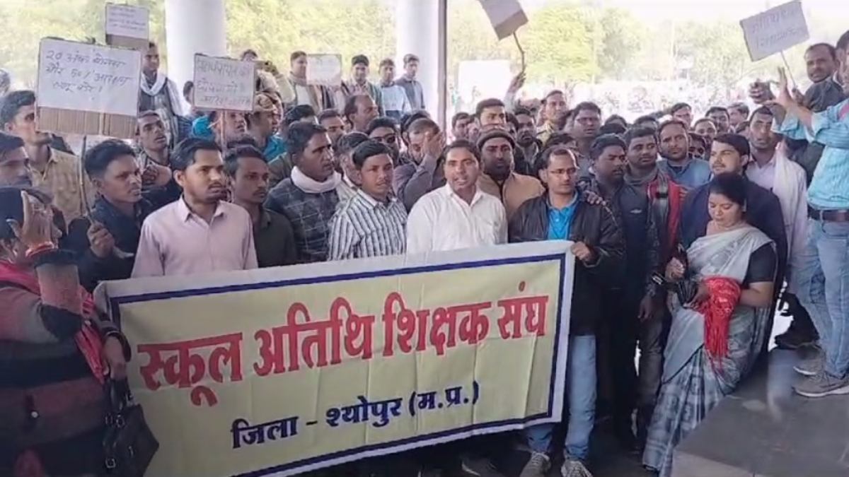 5 महीनों से नहीं मिला अतिथि शिक्षकों को वेतन, बाइक रैली निकालकर पहुंचे कलेक्ट्रेट, सौंपा ज्ञापन