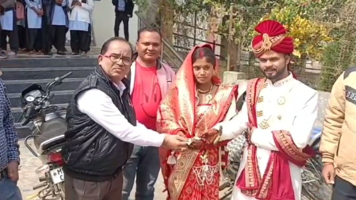 शादी के बाद परीक्षा देने पहुंची दुल्हन: कॉलेज के बाहर दूल्हे ने किया इंतजार, एग्जाम के बाद प्रिंसिपल, स्टाफ और छात्राओं ने धूमधाम से दी विदाई