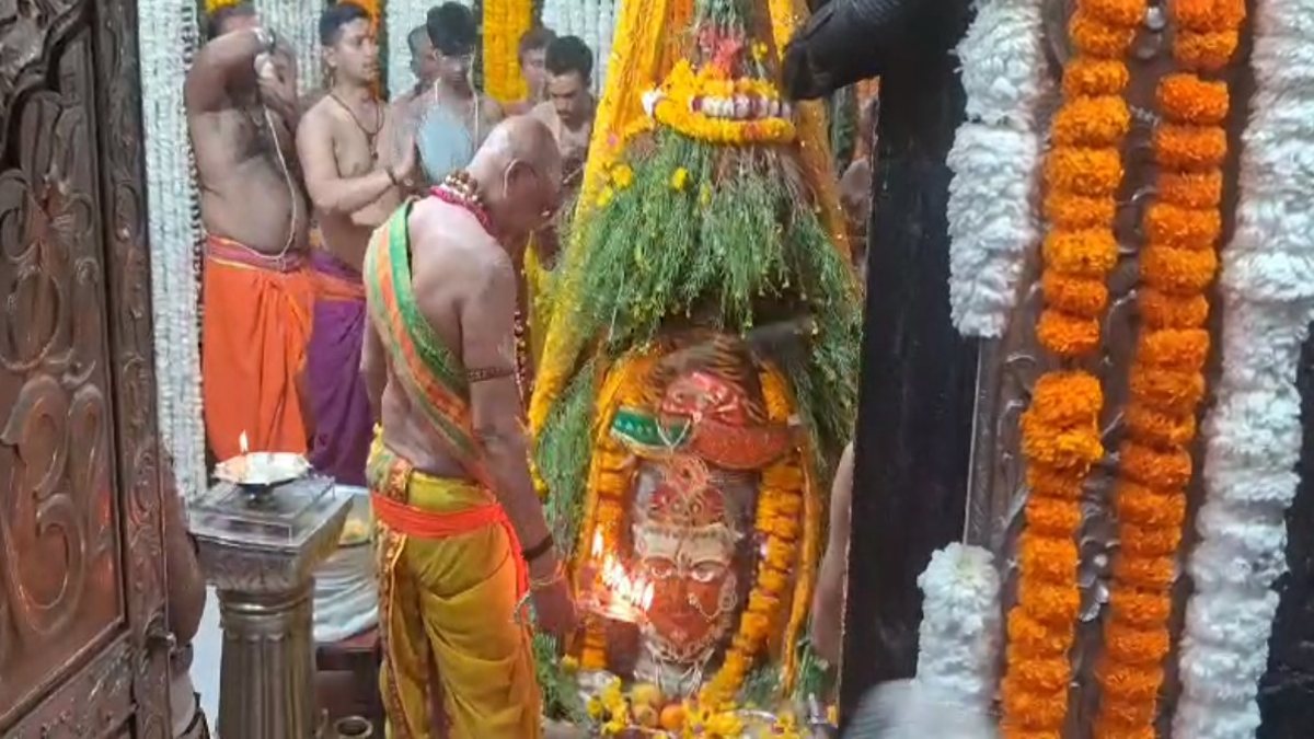 महाकाल मंदिर में बसंत पंचमी की धूम: बाबा महाकालेश्वर को पीले वस्त्र पहनाकर विशेष आरती, दर्शन करने भक्तों का लगा तांता