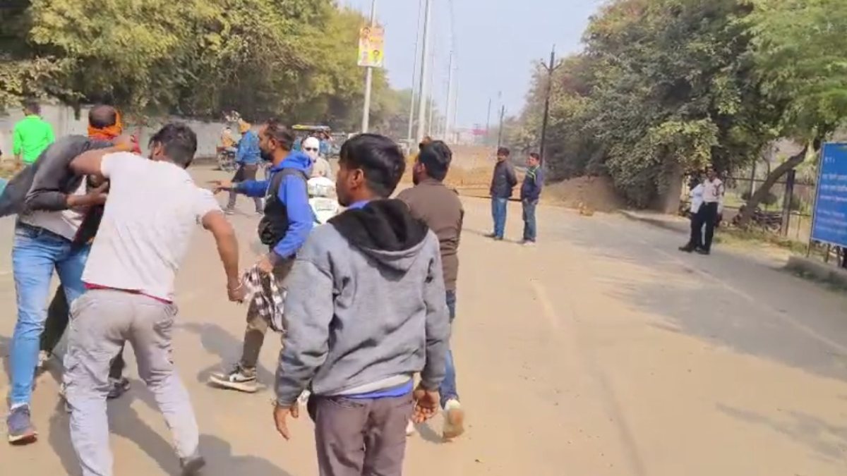 बीच सड़क हाईवोल्टेज ड्रामा: फाइनेंस कर्मचारी और इकोग्रीन कंपनी कर्मचारियों में विवाद, एजेंटों को सड़क पर दौड़ा-दौड़ा कर पीटा