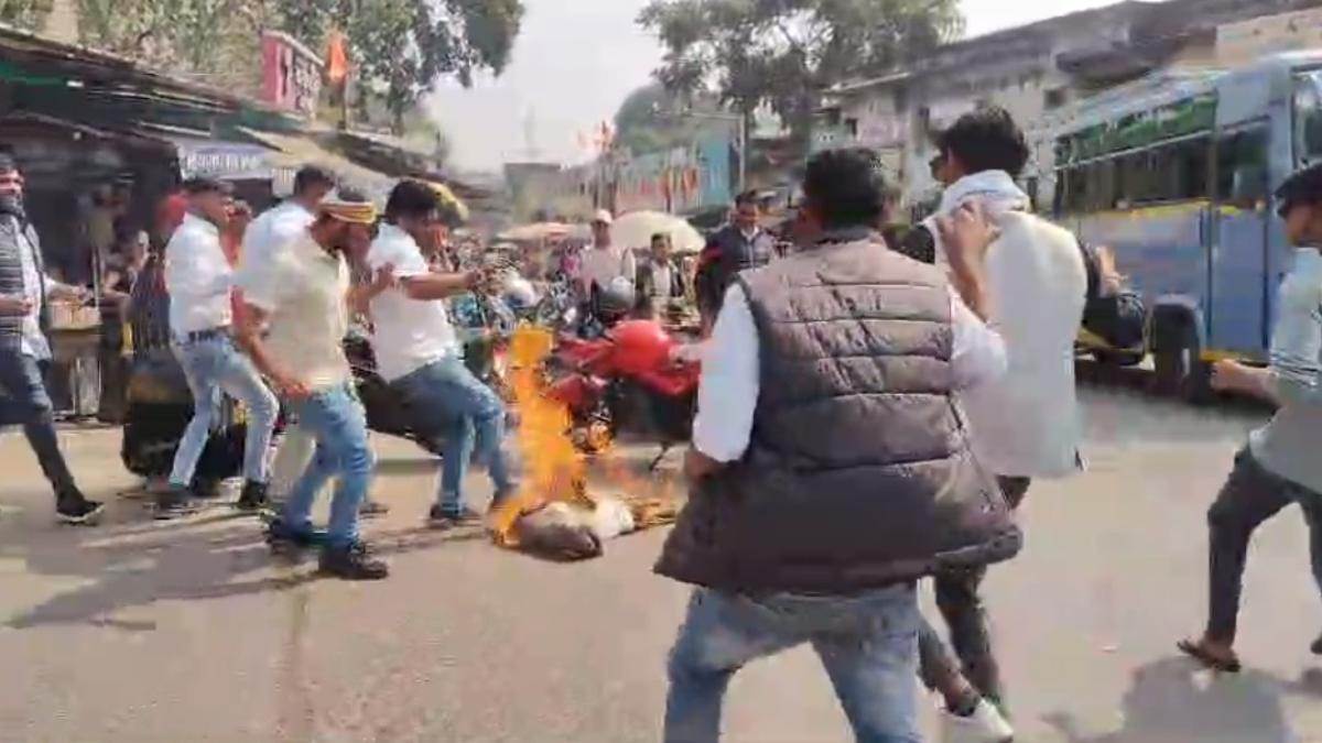 यूथ कांग्रेस ने सरकार के खिलाफ खोला मोर्चा, मुख्यमंत्री का पुतला दहन कर किया विरोध प्रदर्शन