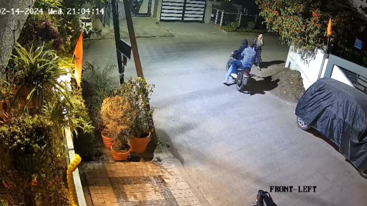 इस शहर में बदमाशों के हौसले बुलंद: सुनसान गली के महिला को जाते देख दिया घटना को अंजाम, CCTV में वारदात कैद