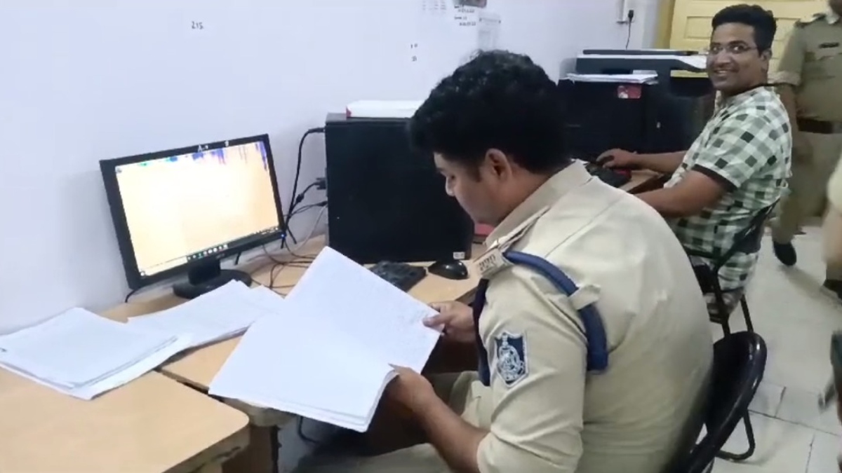 सावधान! कस्टमर केयर का नंबर तलाश रहे युवक के साथ लाखों की धोखाधड़ी, खाते से पार हुई रकम, मैसेज आया तो उड़ गए होश