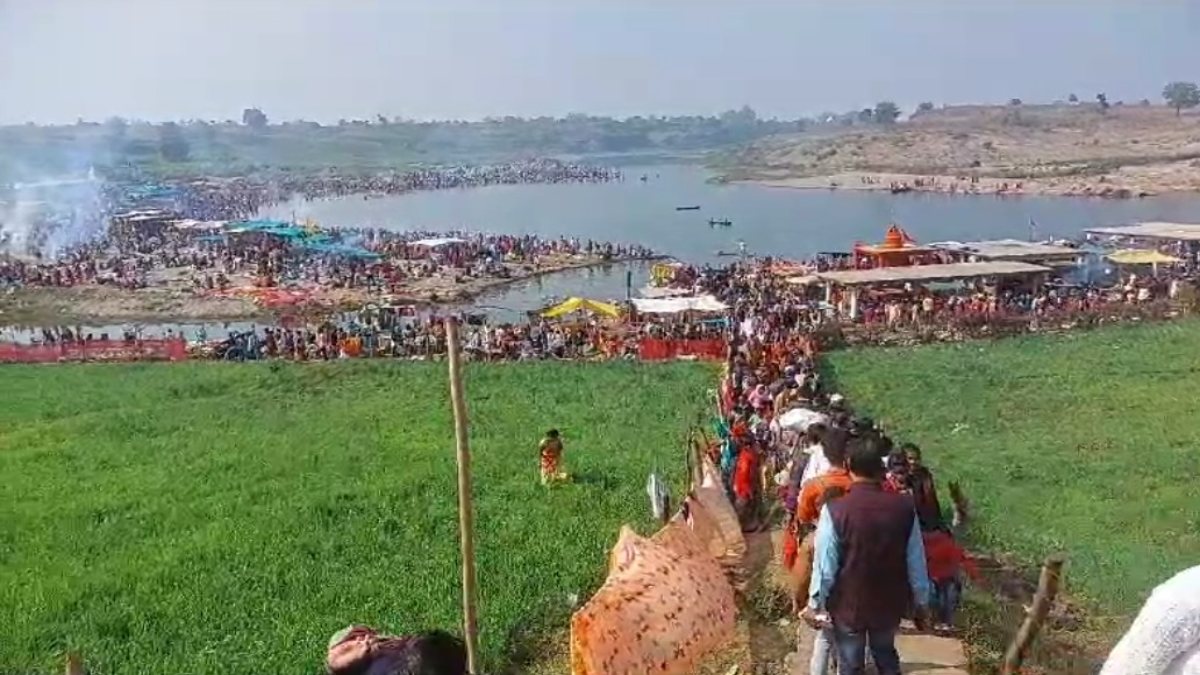 Narmada Jayanti 2024: नर्मदा जयंती पर उमड़ा भक्तों का जनसैलाब, श्रद्धालुओं ने नदी में लगाई आस्था की डुबकी