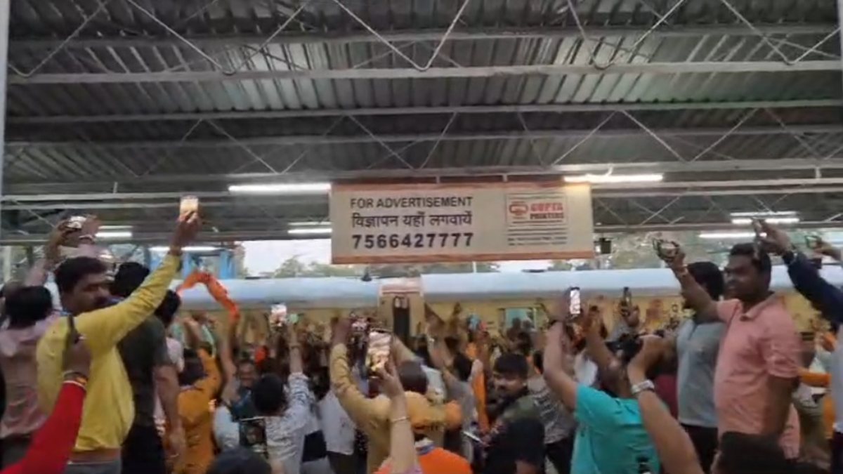 जब एक साथ स्टेशन पर रुकी रामभक्तों से भरी दो ट्रेनः झूम उठे रामभक्त, जय श्रीराम के जयकारे से गूंज उठा स्टेशन