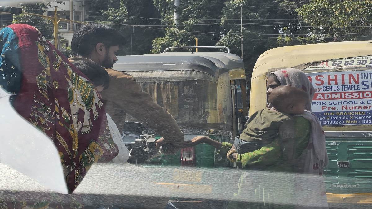 ऐसे में कैसे शहर भिक्षुकमुक्त बनेगाः कलेक्ट्रेट चौराहे पर ही नजर आ रहे भिक्षुक, बाल भिक्षुक की जानकारी देने वाले को 1000 का इनाम