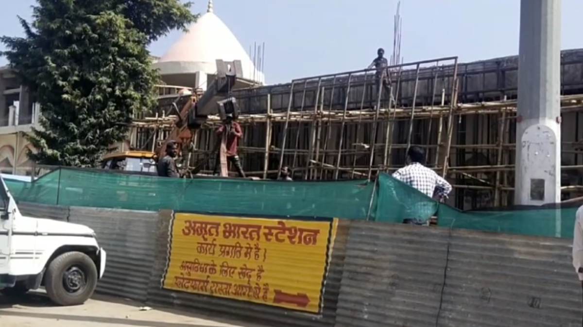 स्टेशन को वर्ल्ड क्लास बनाने में सुरक्षा मानक थर्ड क्लास: मजदूरों की जान से हो रहा खिलवाड़, कभी भी हो सकता है हादसा, अधिकारी कर रहे नजरअंदाज