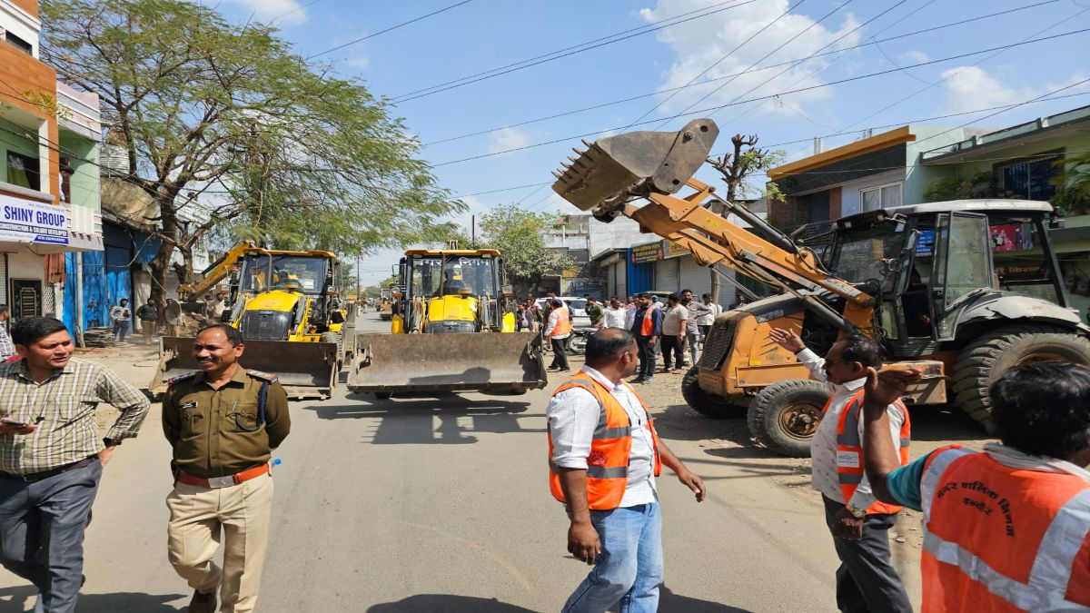 अवैध निर्माण पर चला निगम का बुलडोजरः 70 कर्मचारी और 6 बुलडोजर के साथ मैदान पर उतरी टीम, सड़क होगी चौड़ी