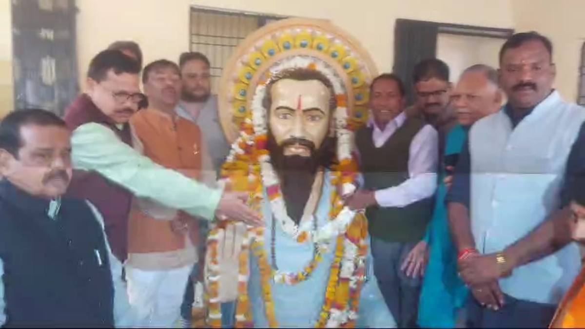 Sant Ravidas Jayanti 2024: ऊर्जा मंत्री ने रविदास की प्रतिमा पर किया माल्यार्पण, कहा – समाज को ऐसा आईना दिखाया जो नए भारत के लिए मार्गदर्शन बना