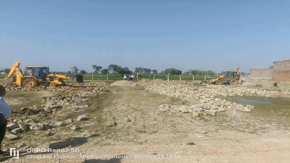 50 करोड़ की जमीन को कराया कब्जामुक्तः राजस्व व पुलिस की टीम ने चार जेसीबी से तोड़ा अवैध मकान