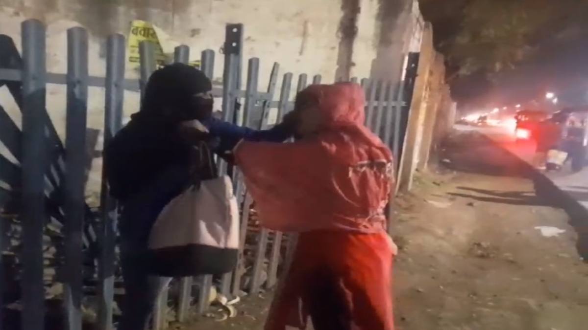 देह व्यापार से जुड़ी दो महिलाएं आपस में भिड़ी, Video वायरल, पुलिस ने दिए जांच के निर्देश