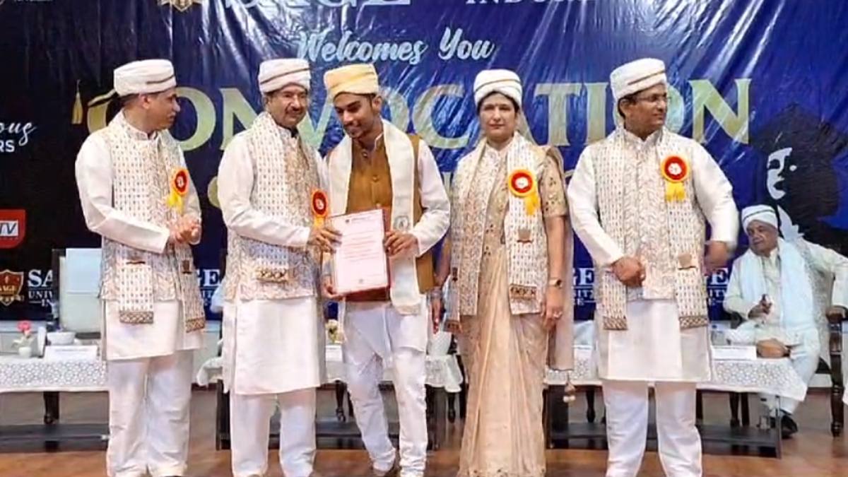 सेज विश्वविद्यालय में दीक्षांत समारोह: फिल्म अभिनेता मनोज जोशी ने विद्यार्थियों को दिए टिप्स